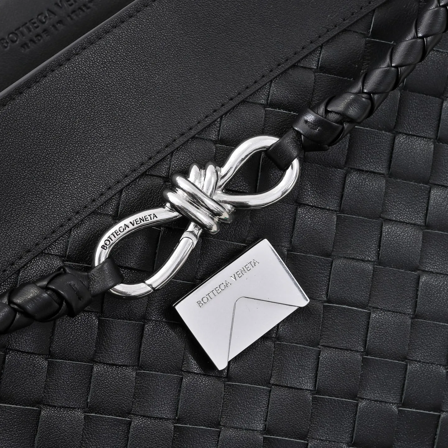 Batch 2460 #BV new men's Andiamo can be carried hand-held, on the shoulder or cross-body. It is a fashionable and versatile men's bag. The combination of lntrecciato woven iconic elements and smooth leather creates a unique cool style😎 The subtle luster and natural texture of the calfskin are high-end and fashionable. The flip-top design Knot shoulder straps and tough full leather shoulder straps are more private and can be used in more ways. No matter the size, it can accommodate a laptop, and it can be easily handled for daily commuting, business trips or travel. Model: 7715 Size: 37x26x13